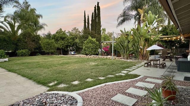 1654 Palomino Ln, Escondido CA: https://media.crmls.org/mediaz/e83bc091-f08e-4e0b-9fc0-96921dd2c16a.jpg