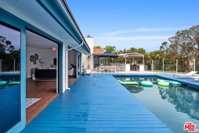 5916 Via Zurita, La Jolla CA: https://media.crmls.org/mediaz/e83edeec-38cb-497b-bf0c-80274d2abdd4.jpg