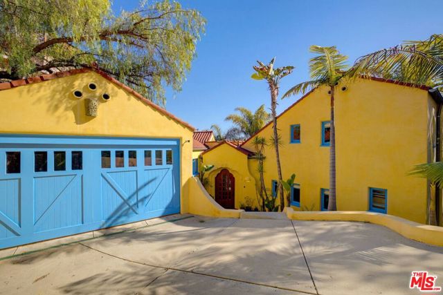 4778 Cromwell Avenue, Los Angeles CA: https://media.crmls.org/mediaz/e83f713b-76f4-4fd9-a1d6-40190ea06a09.jpg