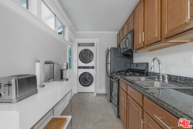 7024 De Longpre Avenue, Los Angeles CA: https://media.crmls.org/mediaz/e84024f1-0d20-4524-9d4d-e0f574303c05.jpg
