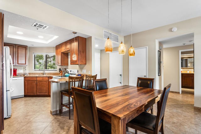 255 S Avenida Caballeros, Palm Springs CA: https://media.crmls.org/mediaz/e8414558-bf23-4634-b469-73d03a945b88.jpg