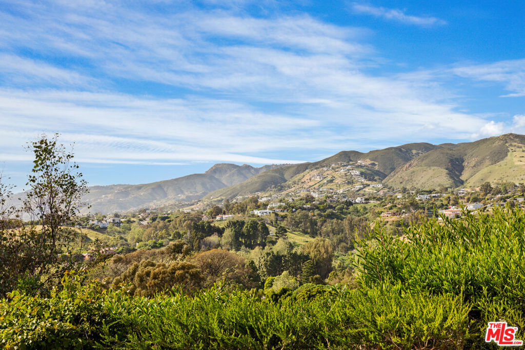 https://media.crmls.org/mediaz/e8415478-a345-4f7e-9128-7a0d1daa7adc.jpg?preset=X-Large