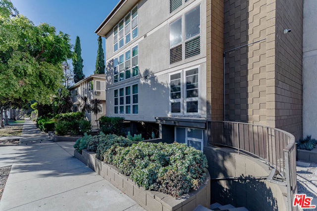 1833 N NORMANDIE Avenue, Los Angeles CA: https://media.crmls.org/mediaz/e841abbb-7d4b-4322-8a53-5dde9a7f68ae.jpg