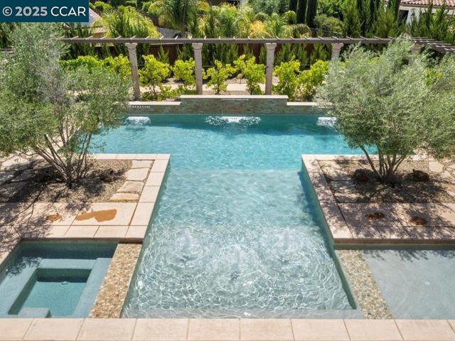 1927 Vintage Cir, Brentwood CA: https://media.crmls.org/mediaz/e8422997-5118-46dc-bad3-d62118f21861.jpg