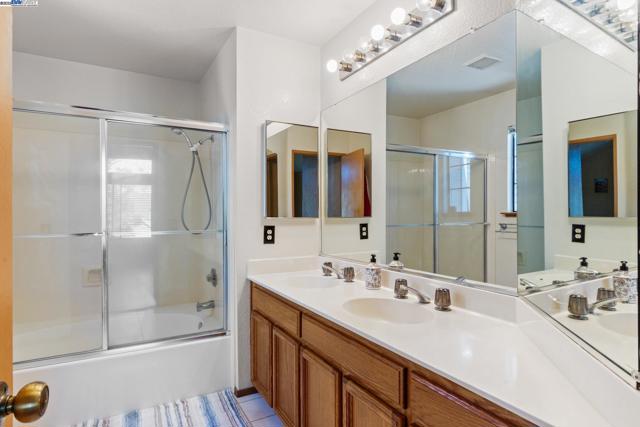 35 Leonard Ct, Alameda CA: https://media.crmls.org/mediaz/e8427ca6-e3fe-4e88-90a3-ecb43a6e29bb.jpg