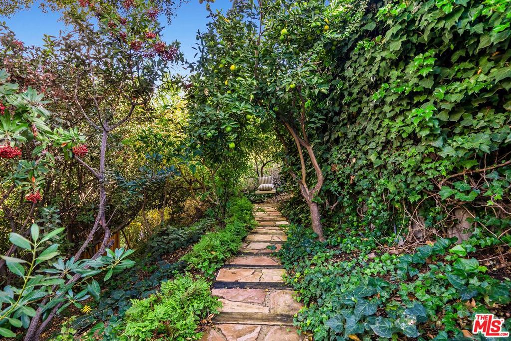 https://media.crmls.org/mediaz/e842a1c0-fce8-484e-8740-d46e6a1737f0.jpg?preset=X-Large