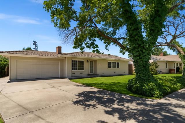 190 W Mckenzie Avenue, Stockton CA: https://media.crmls.org/mediaz/e8433101-466f-4b2a-a7e1-0d8f355ba434.jpg