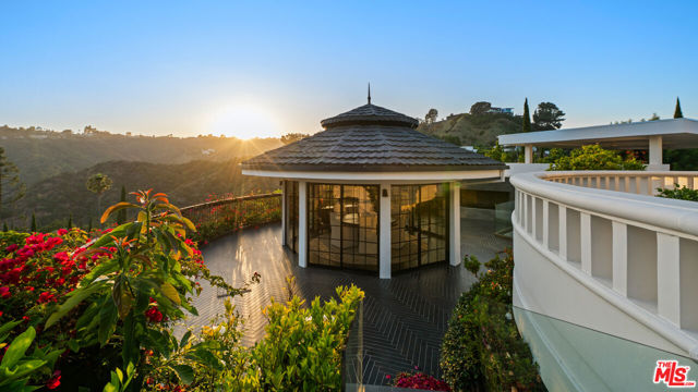 1601 Bel Air Road, Los Angeles CA: https://media.crmls.org/mediaz/e8433ddf-9d89-431b-b18b-f3ffc6d9d1e4.jpg