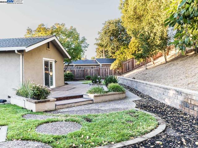 7897 Meadowbrook Court, Pleasanton CA: https://media.crmls.org/mediaz/e845dbe0-af0a-4df2-b1b2-007bdbce6e05.jpg