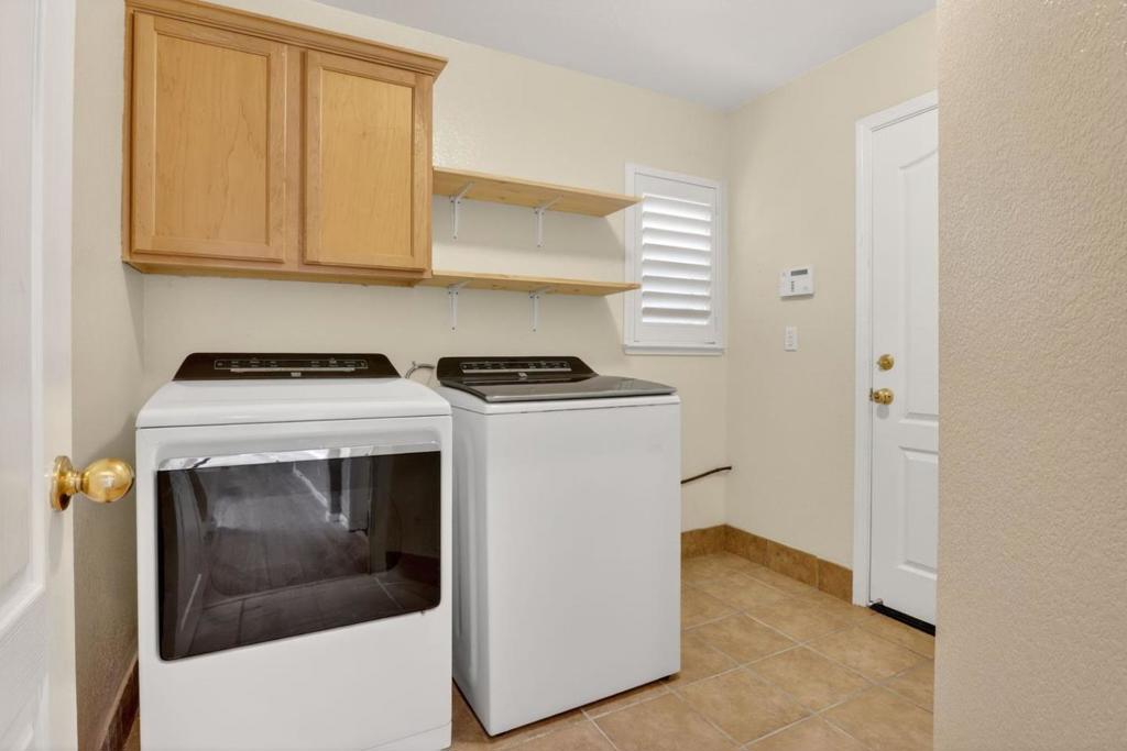https://media.crmls.org/mediaz/e847af81-e0d1-4483-a946-be8444d34912.jpg?preset=X-Large