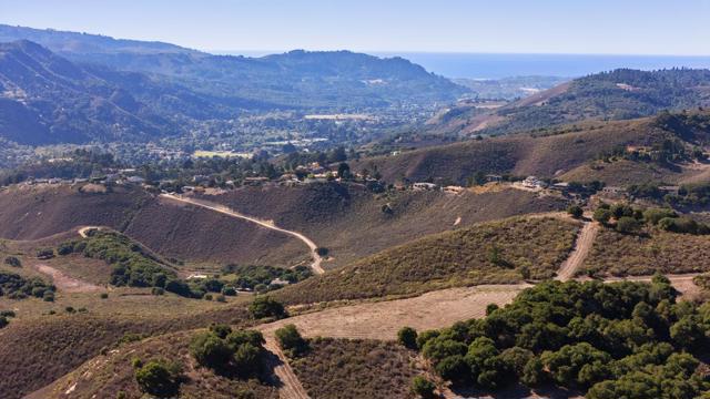 10190 Calle De Robles, Carmel CA: https://media.crmls.org/mediaz/e848015e-bbd9-4496-9988-0d8fc6bf4ae1.jpg