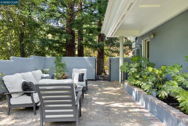 2398 Ironwood Pl, Alamo CA: https://media.crmls.org/mediaz/e8490838-8f5c-4655-9dd0-16dee75a4cfe.jpg