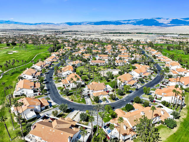 450 Desert Falls N Drive, Palm Desert CA: https://media.crmls.org/mediaz/e8498ef9-3eeb-49b7-8a42-27591b543322.jpg