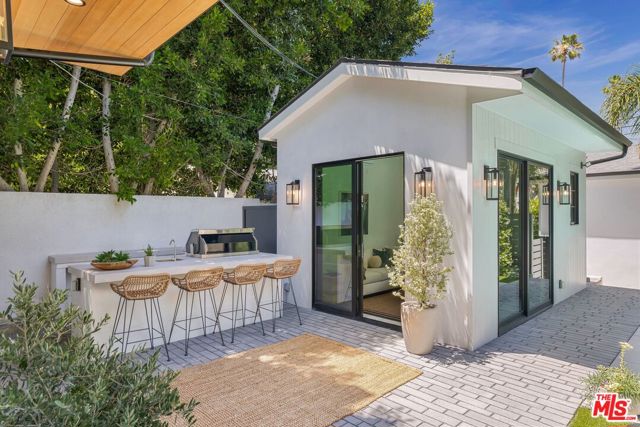 3935 Rhodes Avenue, Studio City CA: https://media.crmls.org/mediaz/e8499fe1-f01c-43c9-aa9c-dc22f2b10268.jpg