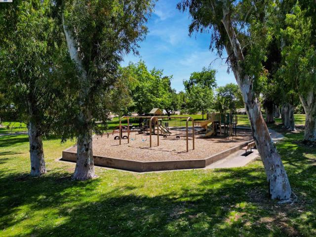1492 Windsor Way, Livermore CA: https://media.crmls.org/mediaz/e84af6d1-0c91-47c0-a2e5-2e33489449ff.jpg