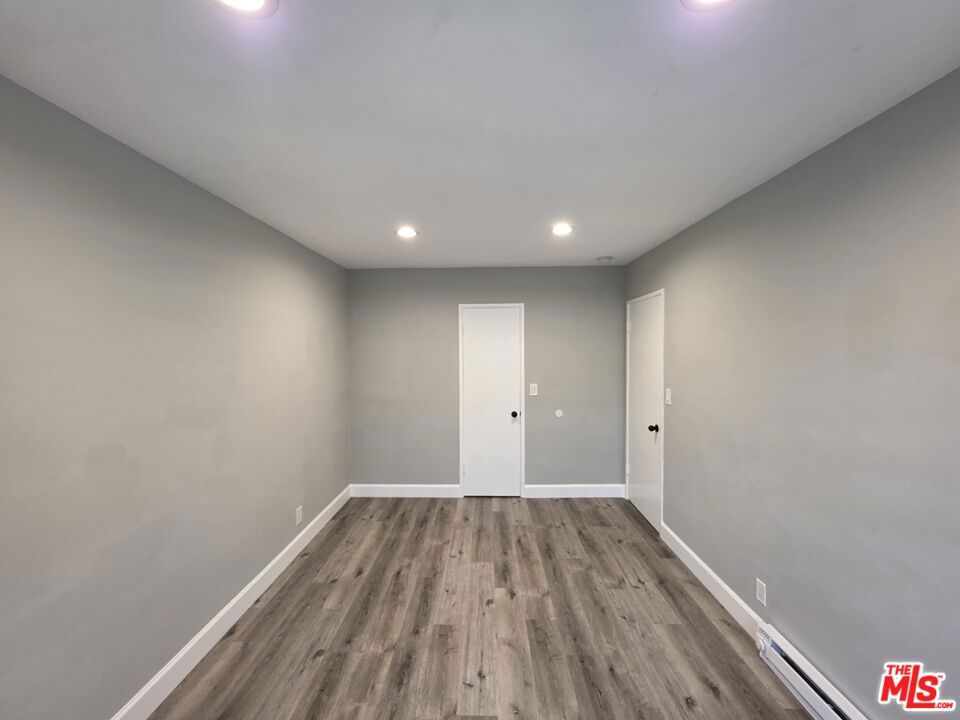 https://media.crmls.org/mediaz/e84b89de-d245-452d-b636-020e9653eff2.jpg?preset=X-Large