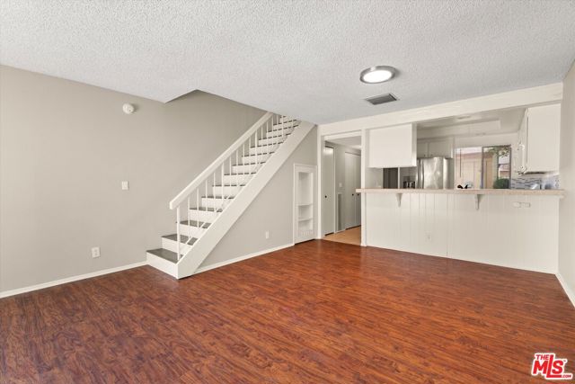 5720 Owensmouth Avenue, Woodland Hills CA: https://media.crmls.org/mediaz/e84c617c-19ad-4802-8956-ff24c69d4cd0.jpg