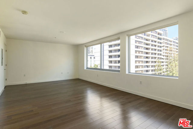 901 S Flower Street, Los Angeles CA: https://media.crmls.org/mediaz/e84c6cc7-e8c6-43e4-a8c7-5afcd311a03f.jpg
