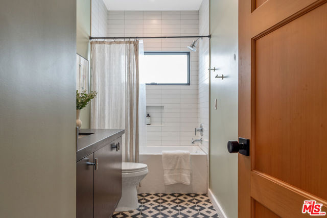 1280 S Sycamore Avenue, Los Angeles CA: https://media.crmls.org/mediaz/e84cfbb1-dbf3-4b2d-9971-c91ccf181b14.jpg