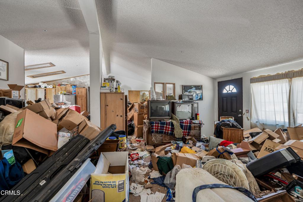 https://media.crmls.org/mediaz/e84d7a93-ee0c-4338-b231-b07ee069b70f.jpg?preset=X-Large