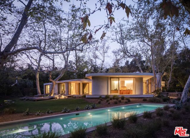 800 Brooktree Road, Pacific Palisades CA: https://media.crmls.org/mediaz/e850a512-dc86-4557-86d6-c26977c56060.jpg