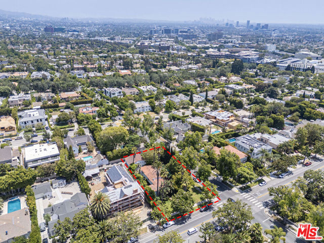 602 N Crescent Drive, Beverly Hills CA: https://media.crmls.org/mediaz/e850dea3-c4d0-44dc-8e7d-717996f3bf87.jpg