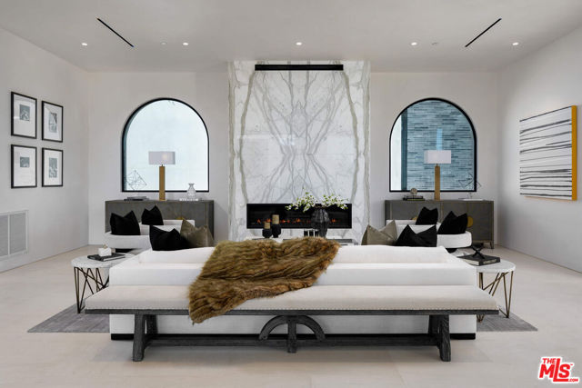 10697 Somma Way, Los Angeles CA: https://media.crmls.org/mediaz/e8532a90-3c9f-4944-a53e-9ca99dd84fd8.jpg