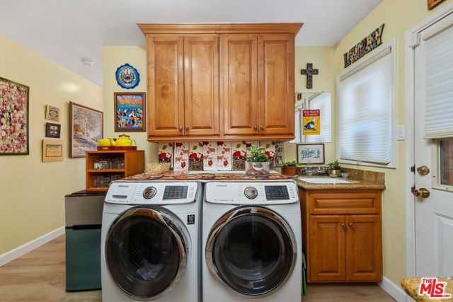 5550 W 63rd Street, Los Angeles CA: https://media.crmls.org/mediaz/e8533660-605d-4611-85cd-bca50ef94ec3.jpg