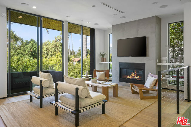 428 N La Jolla Avenue, Los Angeles CA: https://media.crmls.org/mediaz/e853ba9a-cbc3-45e4-9870-8b207968275a.jpg