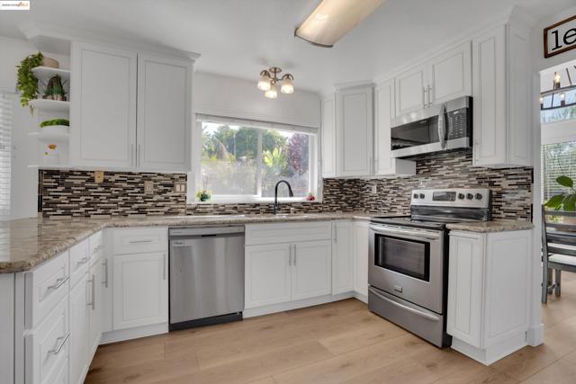 235 Pecan Pl, Brentwood CA: https://media.crmls.org/mediaz/e853bbf8-91b8-4d96-bec7-6476f937e694.jpg
