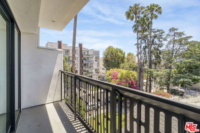 1445 1/4 N Martel Avenue, Los Angeles CA: https://media.crmls.org/mediaz/e853c582-8a03-4e0e-888f-46faeae9b8c5.jpg