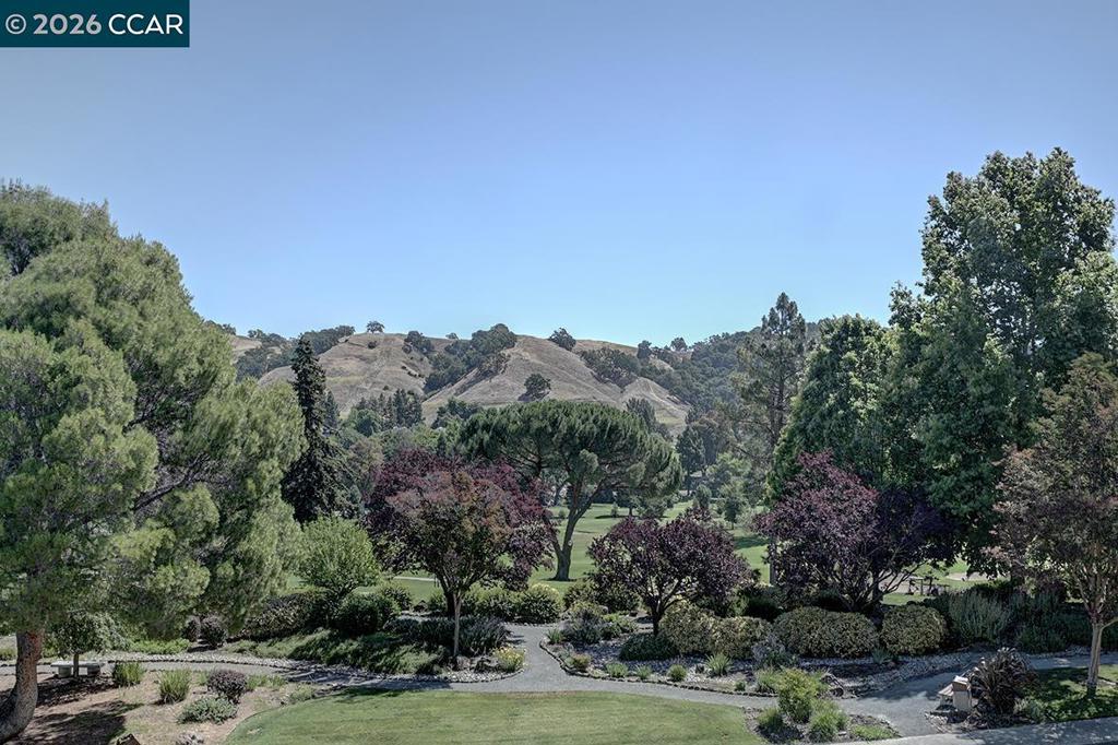 https://media.crmls.org/mediaz/e85413d9-2ce7-4f4c-9a96-9e2138c0ccb3.jpg?preset=X-Large