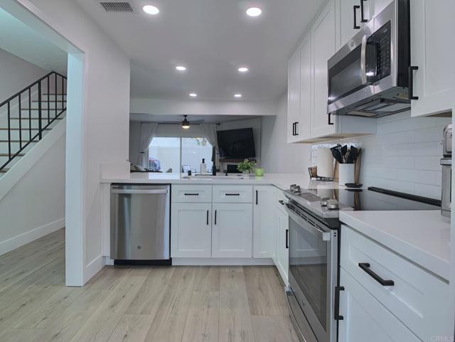 Detail Gallery Image 1 of 39 For 9230 Carlton Oaks Dr, Santee,  CA 92071 - 2 Beds | 1/1 Baths