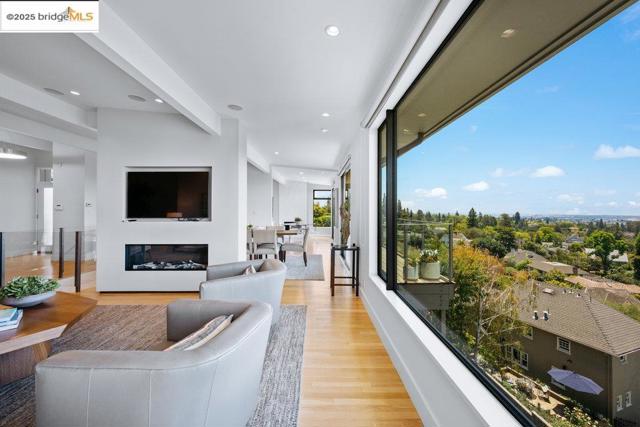 310 Pacific Ave, Piedmont CA: https://media.crmls.org/mediaz/e8545335-136d-421c-901e-24e1c783cc17.jpg