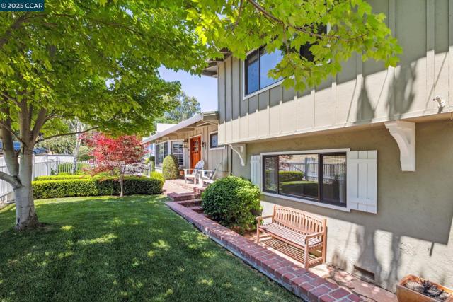 700 Golf Club Way, Pleasant Hill CA: https://media.crmls.org/mediaz/e8551504-6f97-4710-857a-57e488e27d7c.jpg