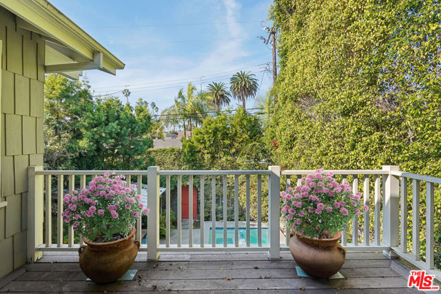 813 Crestmoore Place, Venice CA: https://media.crmls.org/mediaz/e85531ac-5e42-4eb6-b7a1-0fdeec9cf32c.jpg
