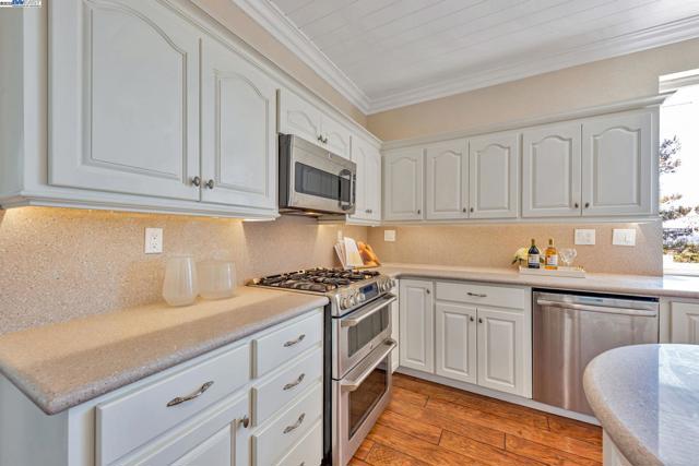 4069 Pergola CT, Castro Valley CA: https://media.crmls.org/mediaz/e8566777-5b43-4794-b043-e5e8a82f69eb.jpg