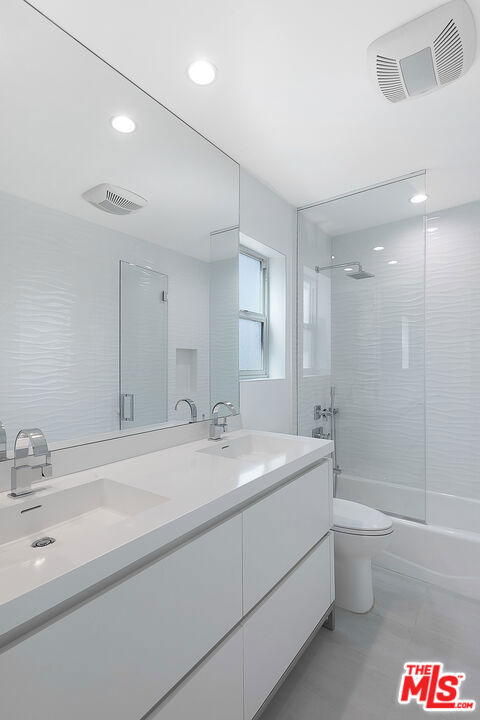 2419 Ocean Front Walk, Venice CA: https://media.crmls.org/mediaz/e85677f7-1b29-4c71-beba-e3b74275087f.jpg