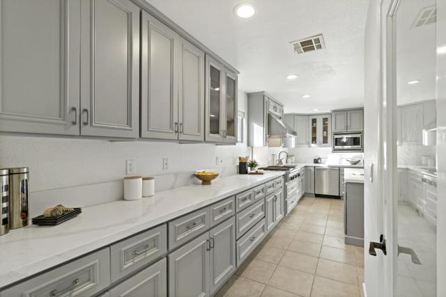 303 Lakeview Way, Redwood City CA: https://media.crmls.org/mediaz/e8579953-8b44-4a15-9ed9-9f5d69df2288.jpg