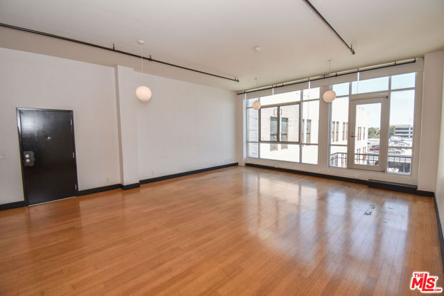 620 S Main Street, Los Angeles CA: https://media.crmls.org/mediaz/e85833e4-7d51-4516-800c-a880e94f4601.jpg
