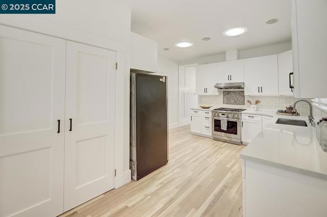 1039 Elsinore, Oakland CA: https://media.crmls.org/mediaz/e85975a5-8f5d-4213-8965-f69a35335d92.jpg