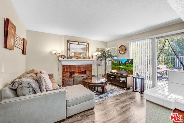 27632 Kevin Place, Santa Clarita CA: https://media.crmls.org/mediaz/e859de4e-6ee7-49fa-a4d9-e9ddd9cb9e48.jpg