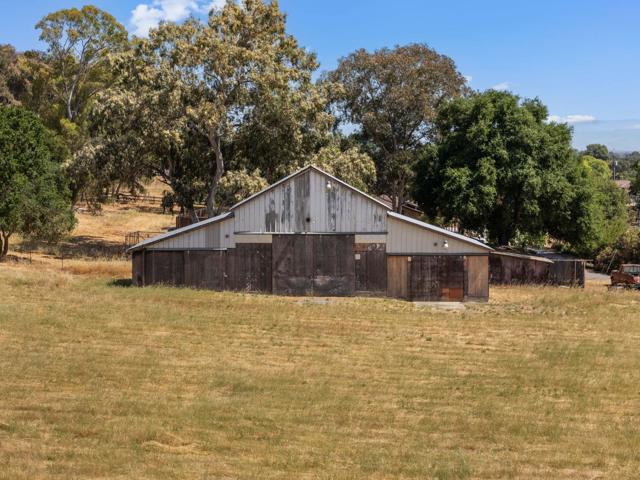 10980 New Avenue, Gilroy CA: https://media.crmls.org/mediaz/e85a8496-6dde-400d-b607-47fec5cd2c9a.jpg