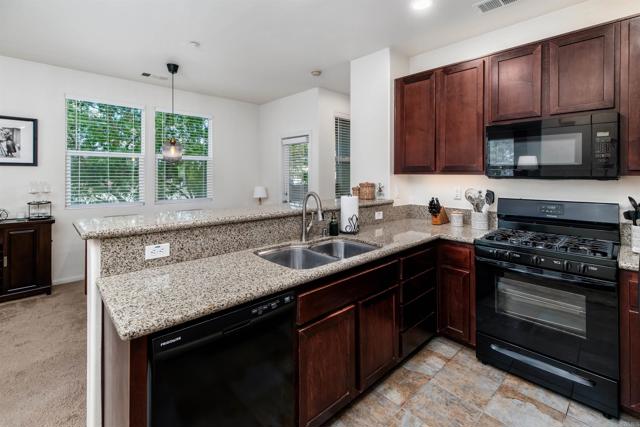 Detail Gallery Image 16 of 31 For 451 Avenida De La Luna, Vista,  CA 92083 - 2 Beds | 2 Baths