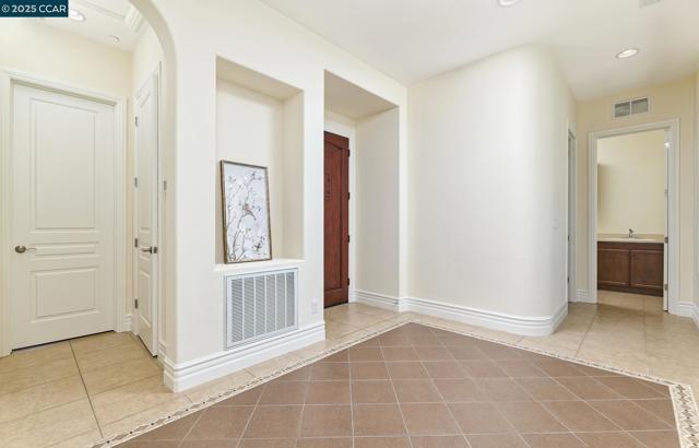 1681 Gamay Ln, Brentwood CA: https://media.crmls.org/mediaz/e85af889-0e98-41d7-866e-424064e5016d.jpg