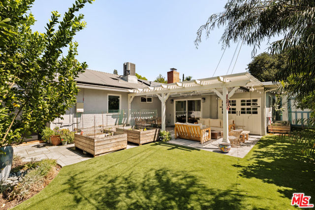4841 Don Pio Drive, Woodland Hills CA: https://media.crmls.org/mediaz/e85b26da-ac91-4a2f-90b1-85d671b367dd.jpg