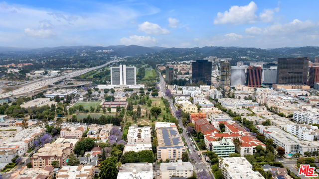 1434 Greenfield Avenue, Los Angeles CA: https://media.crmls.org/mediaz/e85bf490-f2c2-4117-93f7-91d8bb02fb3d.jpg