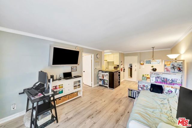 320 S Ardmore Avenue, Los Angeles CA: https://media.crmls.org/mediaz/e85c477b-96a4-4756-8bcc-c5b489d614db.jpg