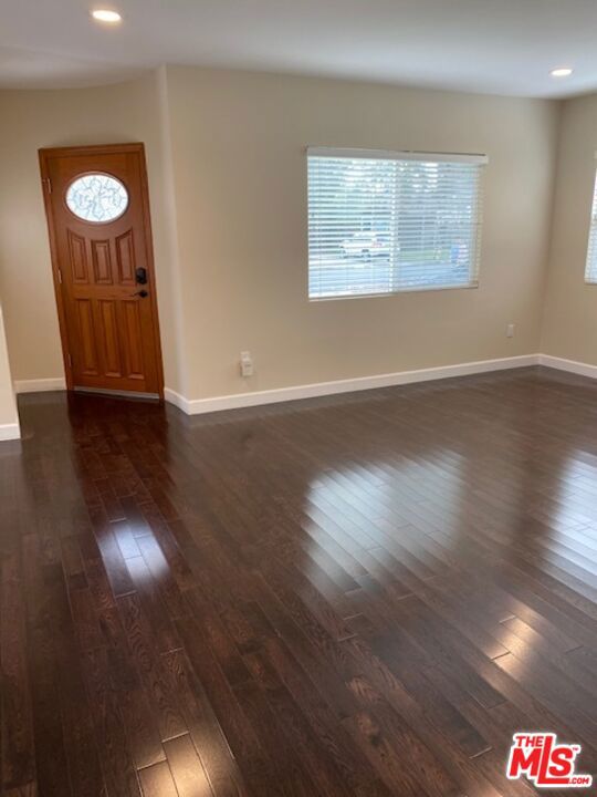 10937 Fairbanks Way, Culver City CA: https://media.crmls.org/mediaz/e85d512b-94dd-4d22-a706-ccc633785e19.jpg