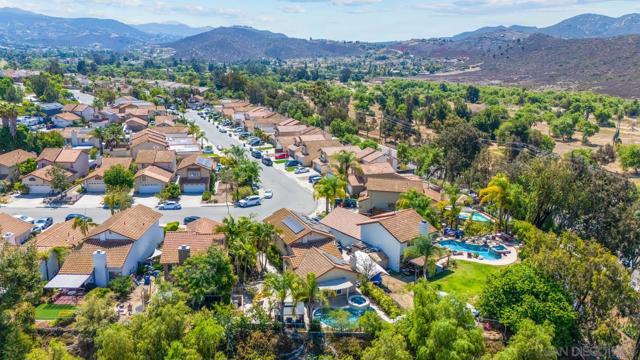 2492 Royal Saint James Dr, El Cajon CA: https://media.crmls.org/mediaz/e85efafe-ab1a-43e5-b73f-ebff93726da9.jpg